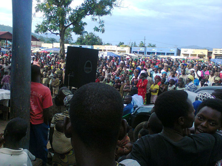 Abantu benshi baje kureba abahanzi bahatana muri "Kinyaga Awards".