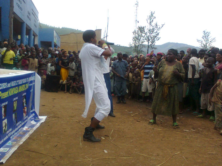 Umuhanzi P2 Sean Jon aririmba.