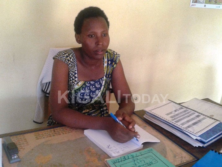 Mukandarikanguye Gerardine, Umuyobozi w'Urwunge rw'Amashuri rwa Nyakarambi, avuga ko ikigo kigaburira abana bose.
