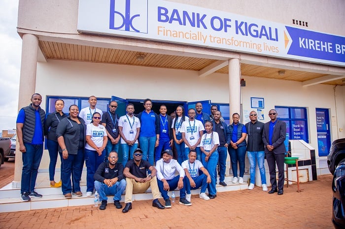 Abakozi ba BK ishami rya Kirehe bafashe ifoto y'urwibutso n'itsinda ryabasuye riturutse ku cyicaro gikuru i Kigali