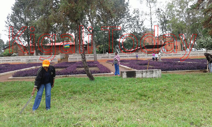 Ab'i Kirehe bakoze isuku ku Rwibutso rwa Jenoside rwa Nyarubuye batema ibyatsi birukikije, batunganya indabo ndetse baranakubura.