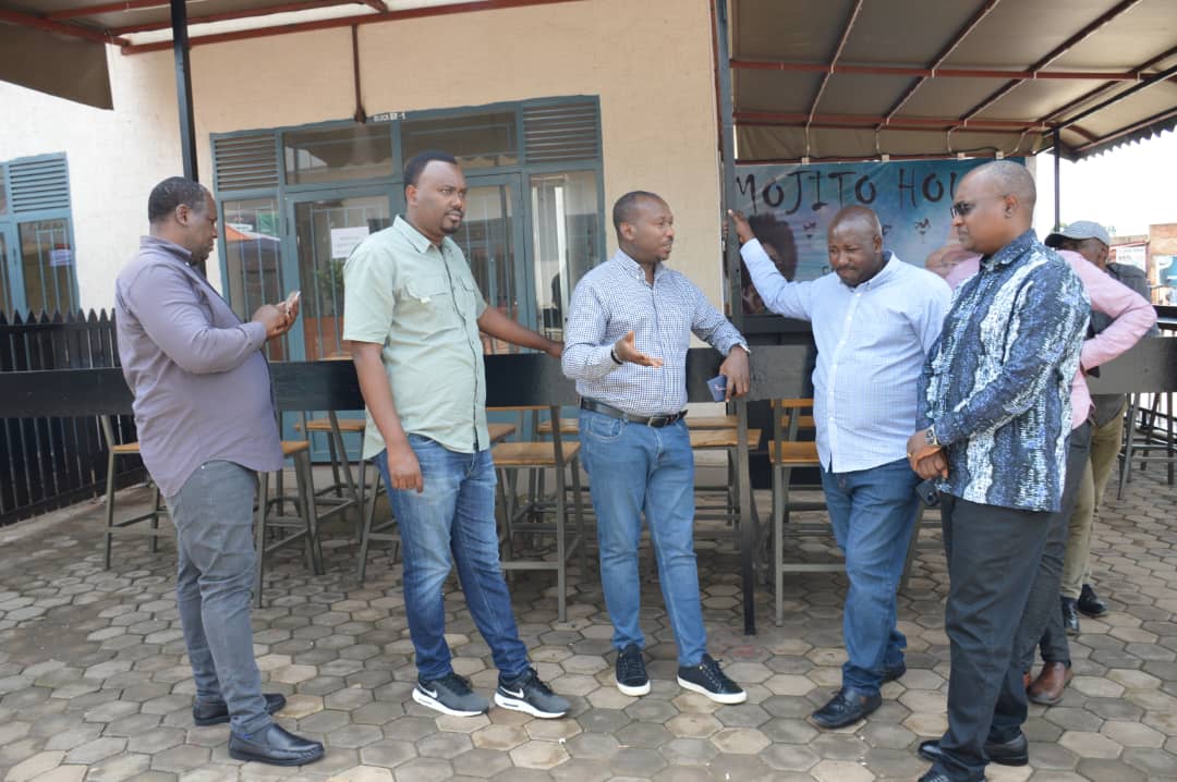 Abahacururiza babwiye Minisitiri ko abakiriya bagura ibihenze baboneka muri weekend kandi ko badashobora kuhagera basize imodoka zabo