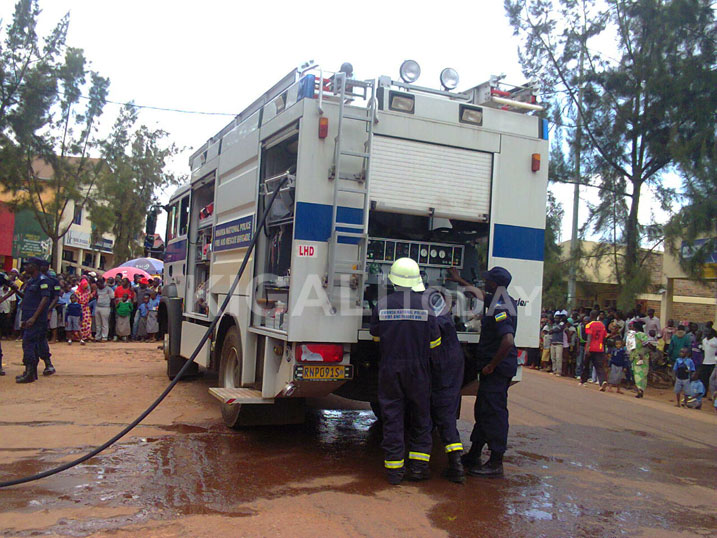 Kizimyamwoto yahageze ifite ikibazo. Aha bari barimo kugerageza ngo bashobore kuzimya ariko ntiyahise ibakundira.
