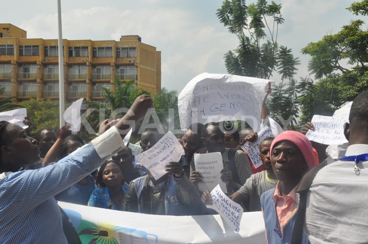 Abanyarwanda bari bagaragarije u Bwongereza ko batishimiye ifatwa rya Lt. Gen. Karake.