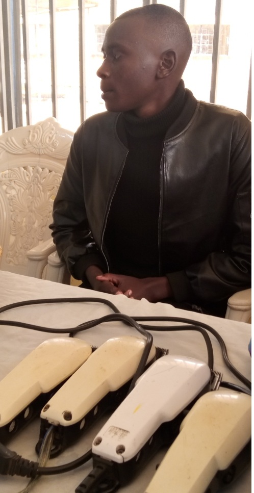 Niyomugabo ku myaka 19 yabashije kwigurira amashyamba 2 abikesha kogosha hanyuma akizigamira mu matsinda y