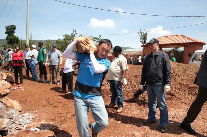 Abanyamahanga bakorera mu Rwanda n'abahagarariye ibihugu byabo mu Rwanda bakoze umuganda.