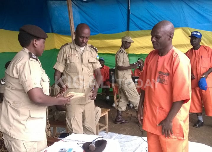 Komeseri Mary Gahonzire ngo yatunguwe no kubona abagereza na bo basaba ko ingingo ya 101 y'Itegeko Nshinga ihinduka. Iki ngo ni Ikimenyetso ko ubuyobozi bwiza bugera no mu magereza.