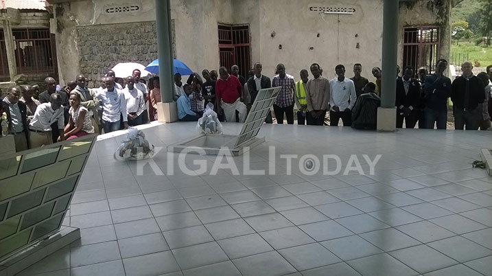 Aba banyeshuri batanze inkunga y'amafaranga ibihumbi 100 ku rwibutso rwa Komini Rouge.