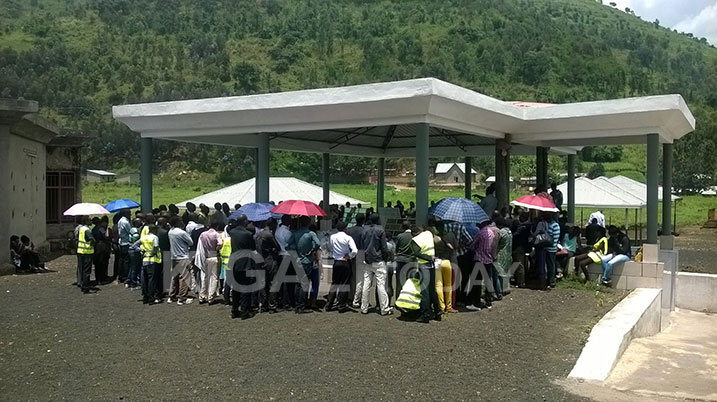 Abanyamuryango ba AERG muri CST na CMHS basuye urwibutso rwa Komini Rouge ngo bamenye amateka bazakoresha bahangana n'abapfobya Jenoside yakorew abatutsi.