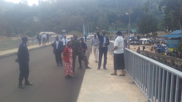 Komiseri n'umunyamabanga wa Leta uhoraho muri MINICOM basura ikiraro cyuzuye ariko kidakoreshwa.
