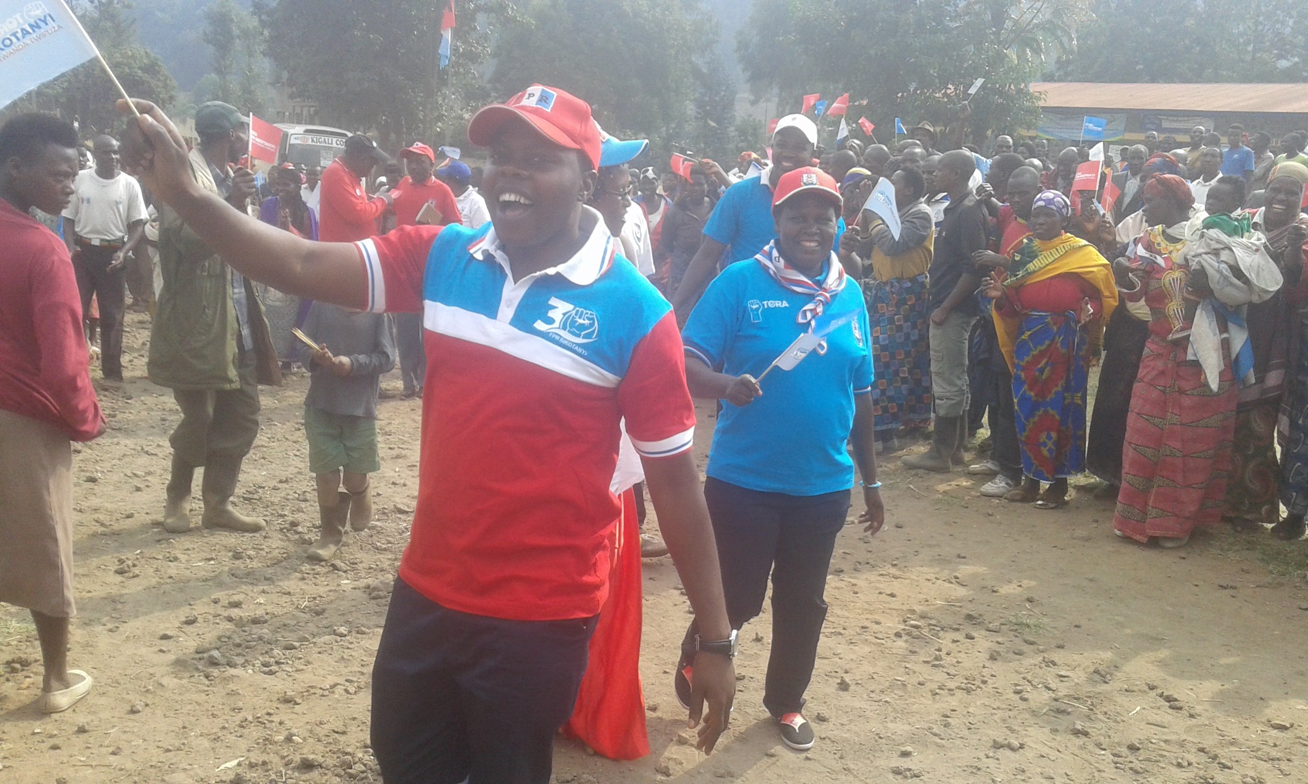 Komiseri Utumatwishima Abdalah na Mpembyemungu Winifride bashimira abaturage uburyo babakiriye