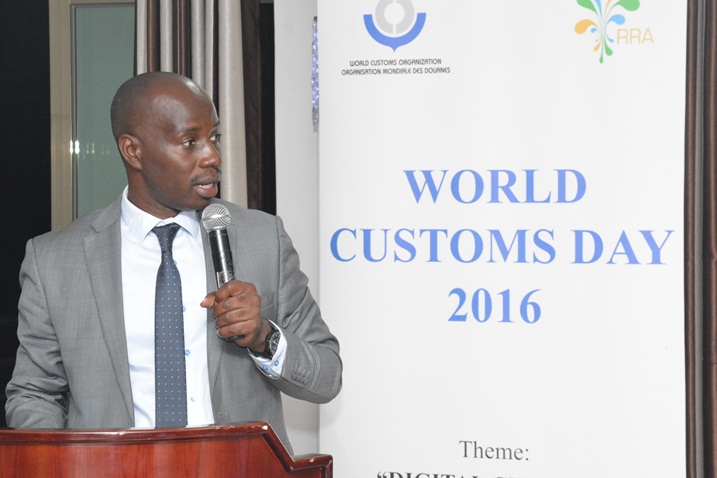 Komiseri wa Gasutamo, Tugirumuremyi Raphael, uvuga ko iyi gahunda itangirana na Kamena 2016.