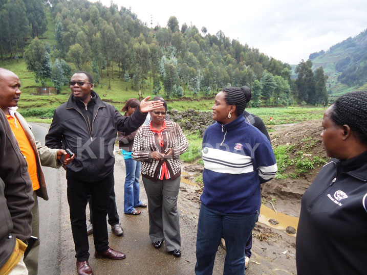 Komisiyo ya Sena ishinzwe Iterambere ry'Ubukungu n'Imali, kuri uyu wa 22 Mata 2015 yasuye Akarere ka Nyabihu inareba ibyangijwe n'ibiza isiga ibizeje ubuvugizi muri RTDA no mu zindi nzego kugira ngo ibyangiritse bisanwe kandi hanakorwe imiyoboro y'amazi.