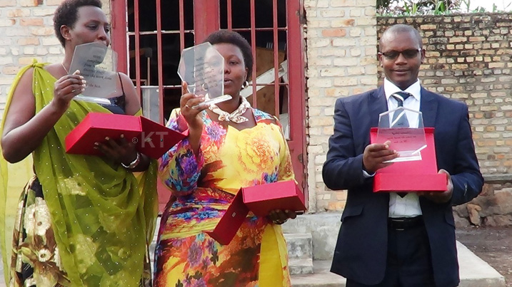 komite nyobozi y'Akarere ka Muhanga yashimiwe ihabwa ibikombe by'uko yakoze akazi keza kugeza manda yayo irangiye