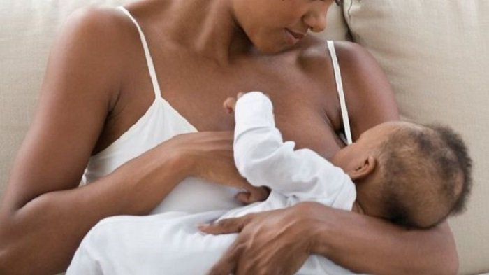 Umubyeyi wanduye Covid-19 ariko yonsa umwana agirwa inama yo gukomeza kumwonsa