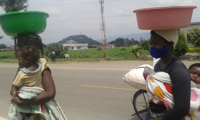 Bavuga ko akazi katabemerera konsa abana babo uko bikwiye