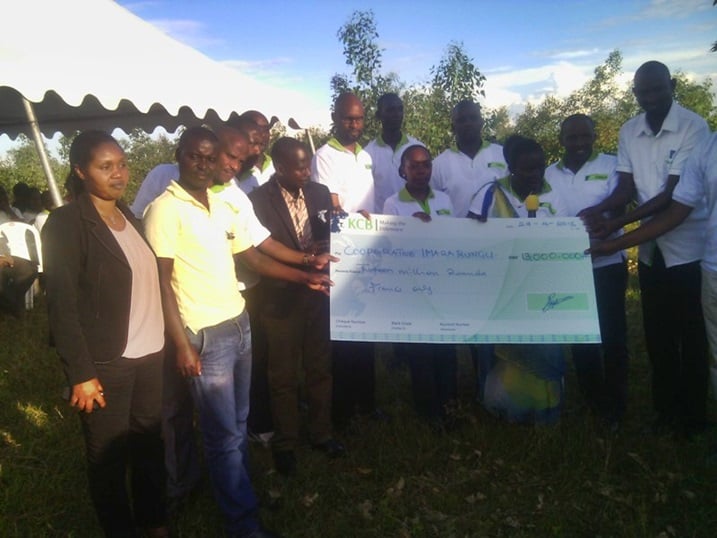 kopera imara yahawe sheki ya 13 miliyoni na Banki ya KCB.