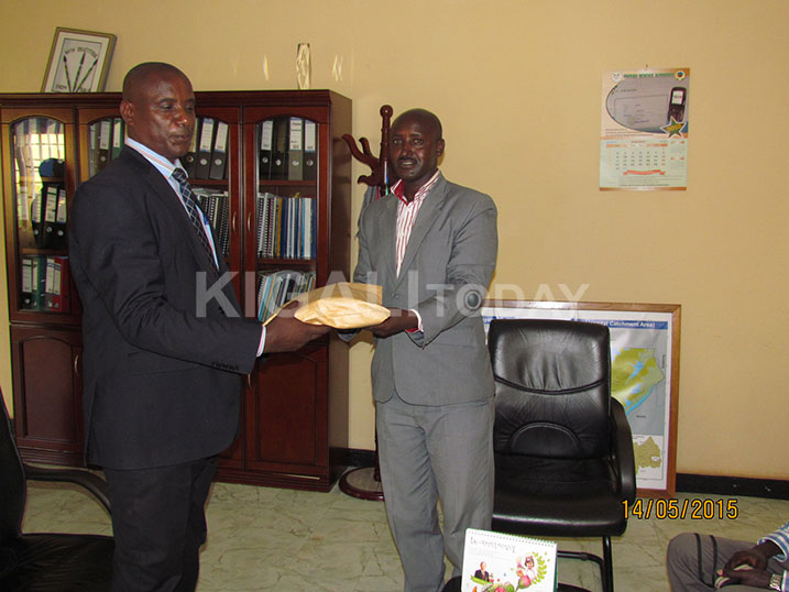 Koperative y'abahinzi b'umuceri ishyikiriza akarere amabaruwa abanyamuryango bandikiye inteko basaba ko ingingo y'101 y'itegeko nshinga yahinduka.