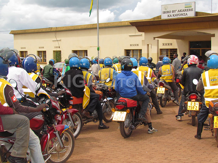 Koperative y'abamotari ubwo yari ijyanye ibaruwa ya yo ku biro by'Akarere ka Kayonza.