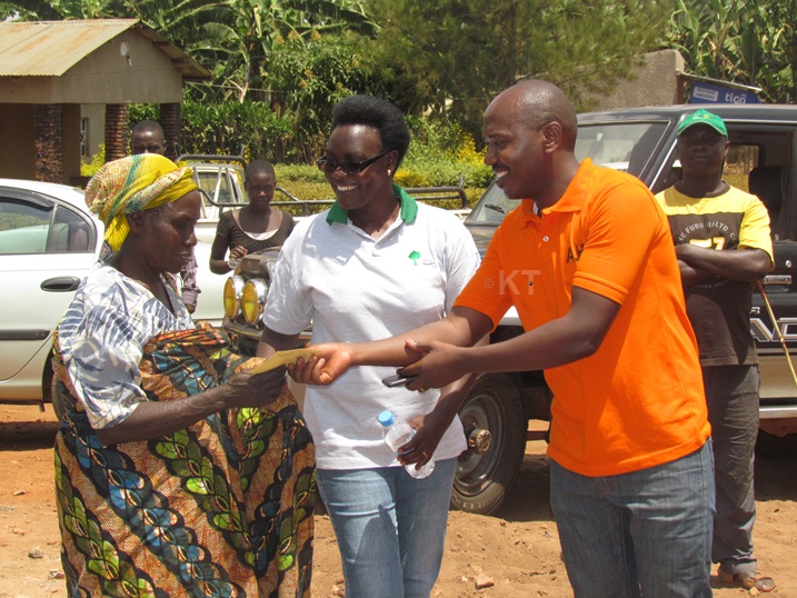 Koperative AHAC yanishyuriye imisanzu y'ubwisungane mu kwivuza abaturage 50 batishoboye.