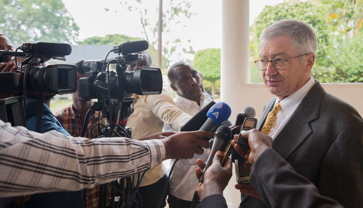 Ambasaderi Koran aganira n'abanyamakuru nyuma yo gusezera kuri Perezida Kagame.