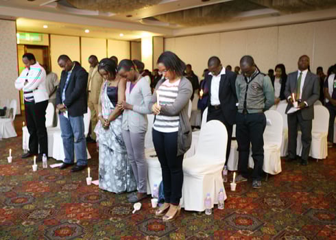 Abitabiriye kwibuka basenga isengesho risoza.