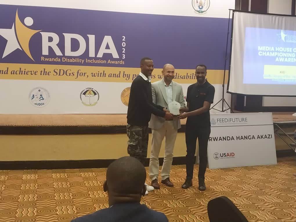 Bamwe mu bari bahagarariye Kigali Today bakira igikombe