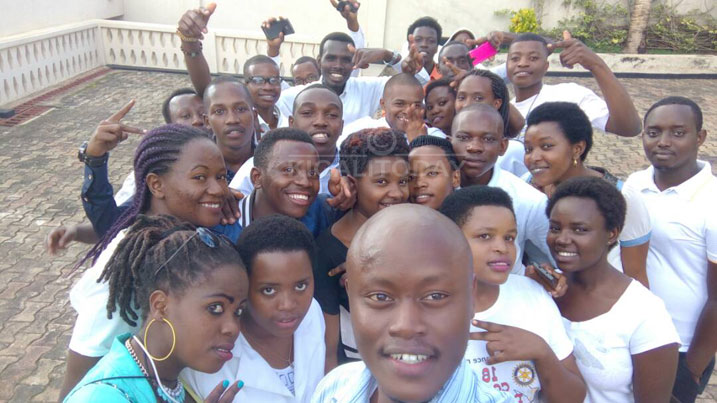 Abagize ihuriro ry'Abakunzi na KT Radio bifotoranya n'umunyamakuru wa KT Radio, Christophe Kivunge (uri imbere)