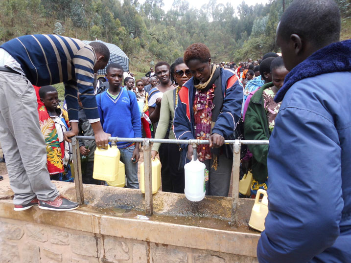Ku munsi w'amasengesho ku isoko ya Bikiramariya haba huzuye abantu bavoma amazi.
