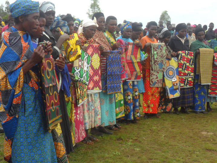 Ku munsi wahariwe umugore wo mu cyaro abagore 20 bahawe ibitenge.