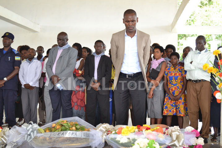 Ku Rwibutse rwa Jenoside rwa Nyanza, abo muri UNILAK Nyanza n'abayobozi, bunamira inzirakarengane zishwe muri Jenoside yakorewe Abatutsi zihashyinguye.