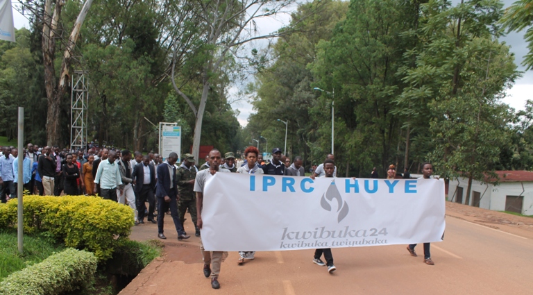 Ku gikorwa cyo kwibuka babanje gukora urugendo rugana ku rwibutso rwa Jenoside rwo kuri UR-Huye