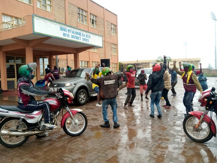 Ku Karere ka Huye abamotari na ba Gitifu imvura ntiyababujije kwishima