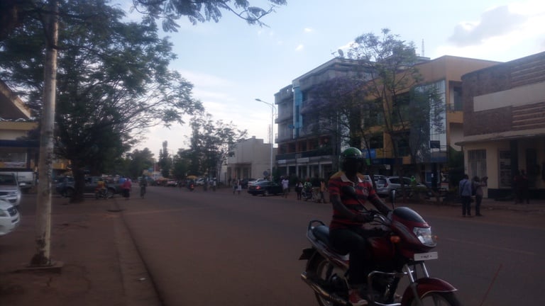 Ku muhanda munini unyura mu Mujyi i Huye rwagati, inzu zitari amagorofa zose zarafunzwe
