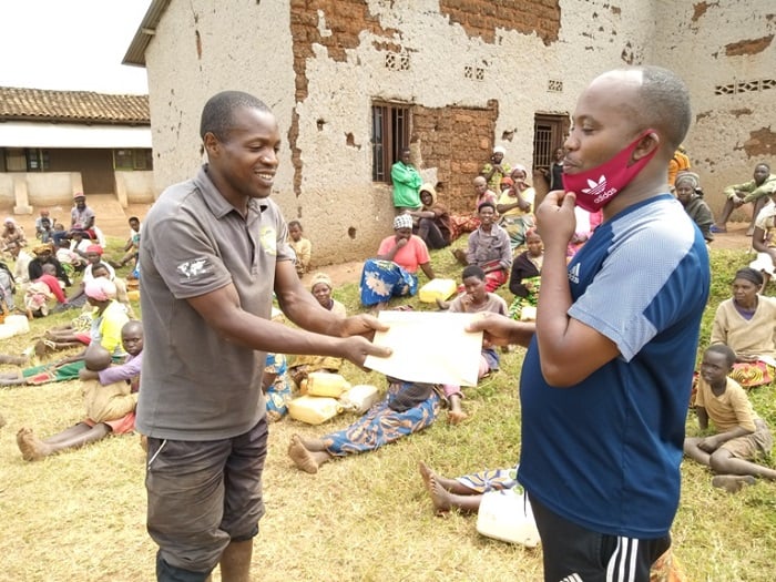 Umunyamabanga nshingwabikorwa w Rukundo yashyikirijwe ibahasha irimo inkunga abakozi b'umurenge begeranyije ngo bamushimire