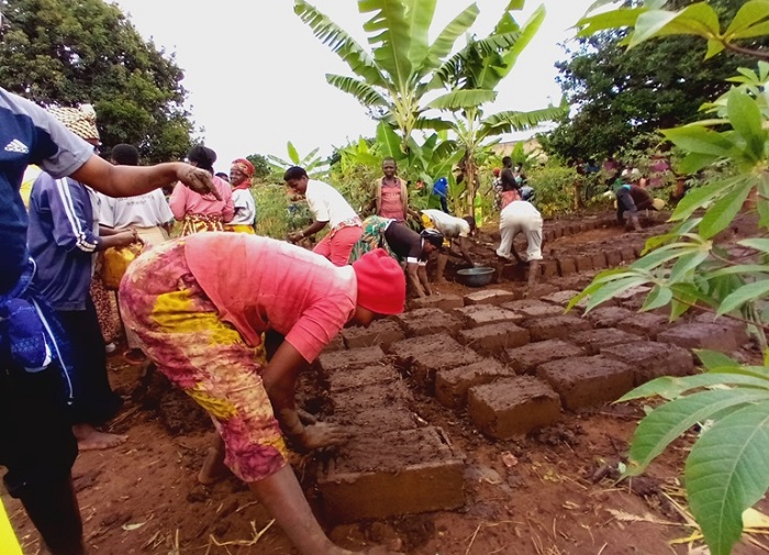 Abitabiriye umuganda bawukoze bashishikaye kandi bishimye kuko ngo nta wutaha umuganda Rukundo