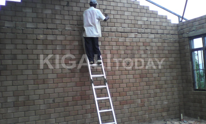Kubakisha amatafari ya Hydraform ngo birihuta.