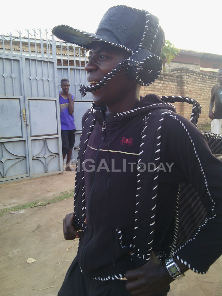 Kubera ubushobozi buke ngo agura imyenda isanzwe akayihindura yifashishije ubuhanga bwe.