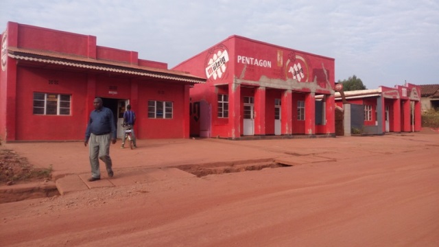 Kubaka Pentagone byamutwaye miriyoni hafi 200, ariko nta mafaranga yinjiza kubera gukomanyirizwa n'abacuruzi baturanye bafatanyije na gitifu wa Save