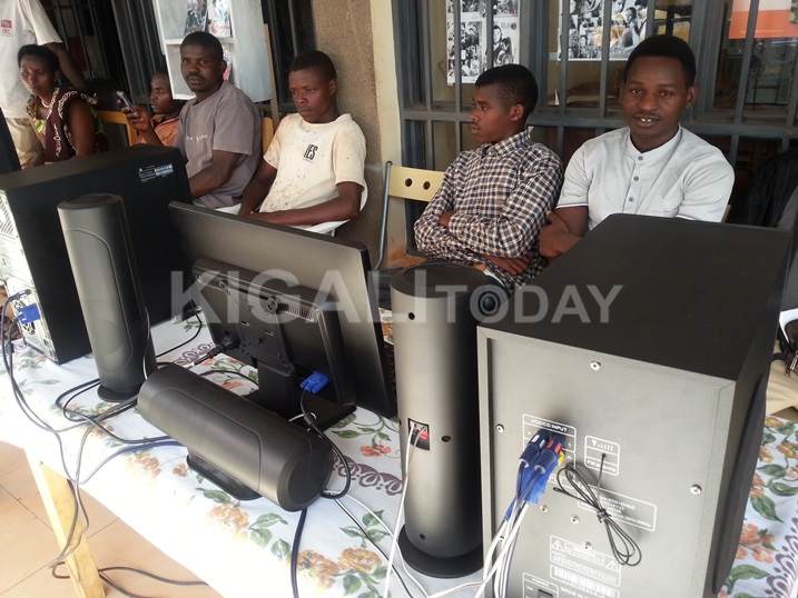 Kubona uko barya ni ikibazo kuko batabona uko bakora kuko umuriro utakiboneka uza nijoro abakiriya bitahiye.