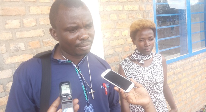 Kubwimana Gilbert uyobora uwo muryango na Kemigisha ufasha mu buvuzi basaba ababyeyi n'abandi bantu kudatererana abana bavukanye ubumuga
