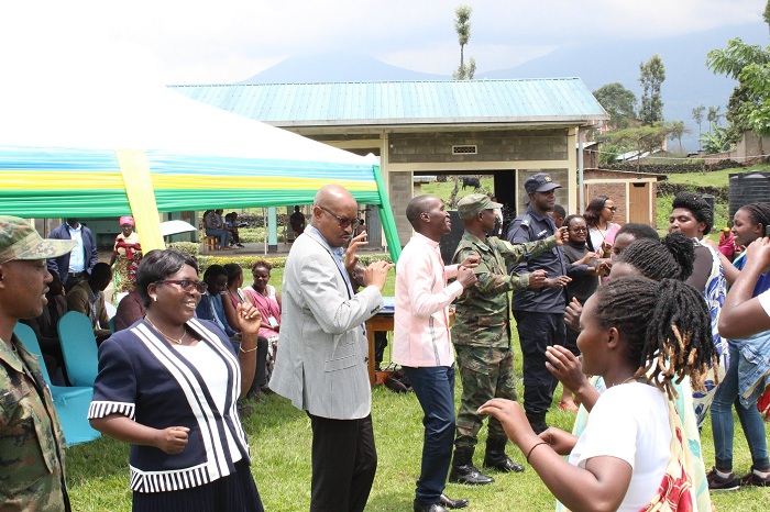 Abayobozi basabanye n'abaturage