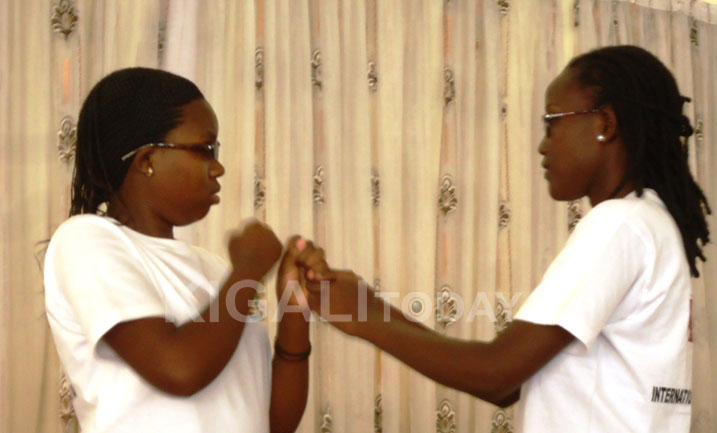 Kuganira no gushyikirana n'umuntu ufite ubumuga bwo kutumva, kutavuga no kutabona, ngo birashoboka cyane.