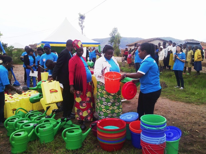 Kugira ngo bazabashe kunoza isuku, abahuguwe bazahugura abandi mu kwita ku isuku bahawe ibikoresho bijyanye nayo.
