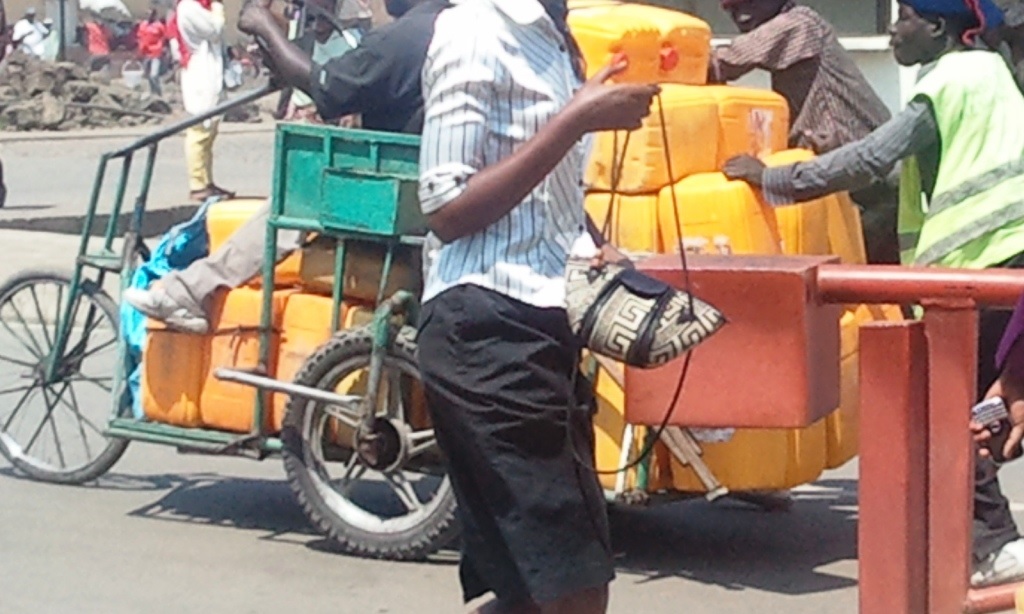 Kugurisha amazi y'u Rwanda mu mujyi wa Goma ni akazi gatunze bamwe