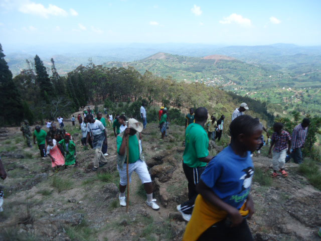 Kubera ukuntu umusozi wa Huye uhanamye, bamwe mu bawuzamuka bitwaza inkoni.