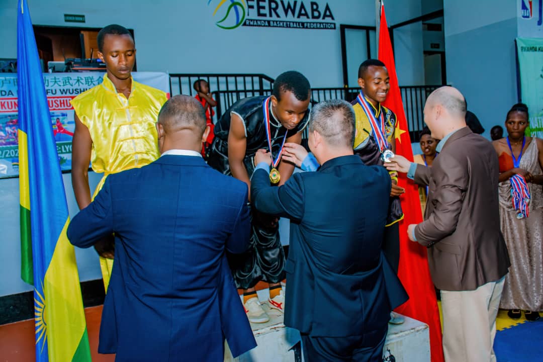 Ambasaderi w'Ubushinwa mu Rwanda Wang Xuekun yambika imidari abitwaye neza 
