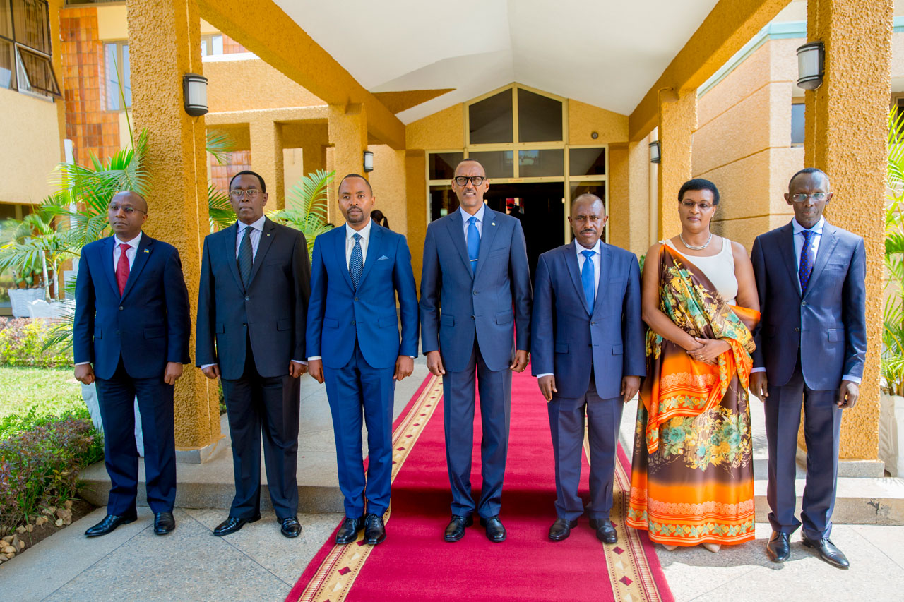 Perezida Kagame afata ifoto y