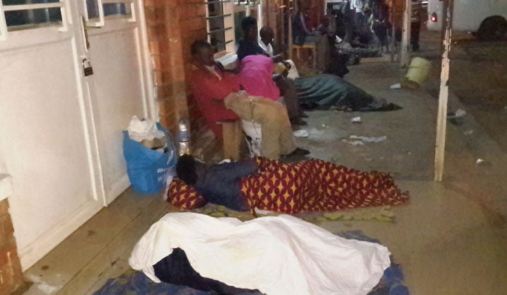 Muri gare ya Nyabugogo ababuze imodoka baraye hasi ku ibaraza mu ijoro rya Noheli
