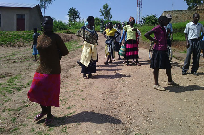 Abana bateregere impano ya Niheri bagenewe amaso ahera mu kirere.